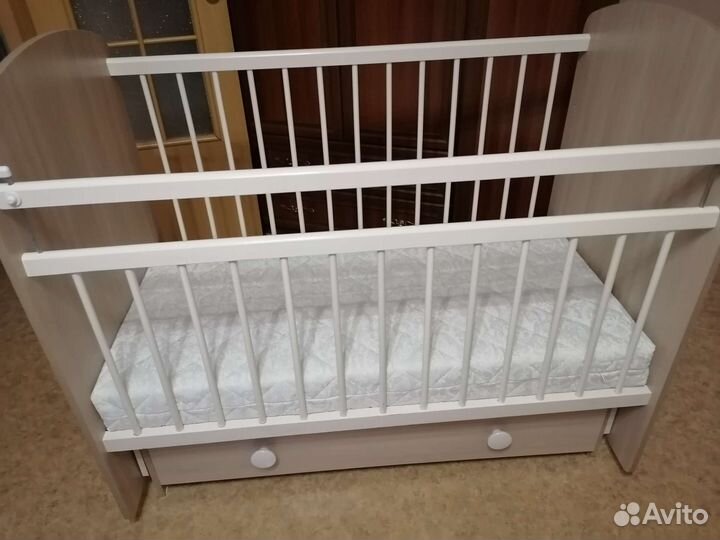 Детская кроватка с маятником и ящиком