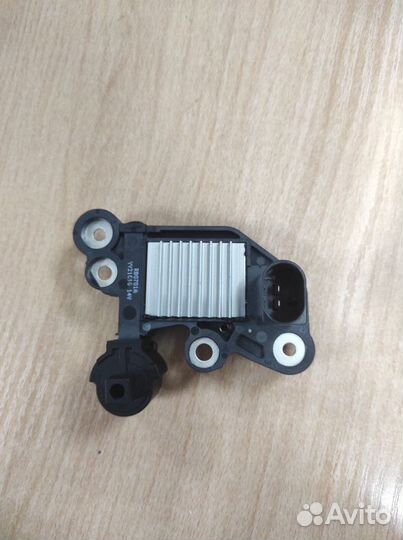 Реле регулятор напряжения генератора Skoda Rapid