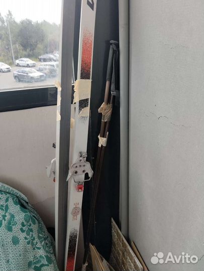 Лыжи, лыжные палки и ботинки