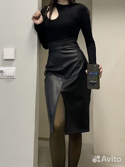 Юбка с разрезом спереди весенняя черная карандаш