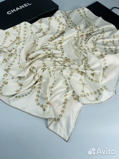 Шелковый платок Chanel молочный бусы