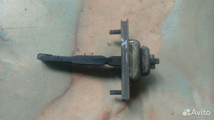 Ограничитель двери передний правый Mazda Xedos 6