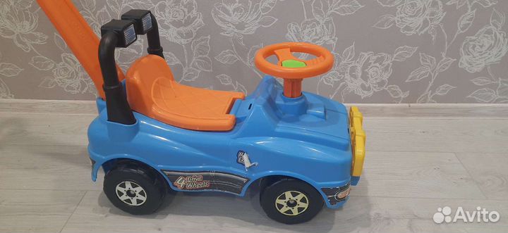 Детская машинка каталка с ручкой