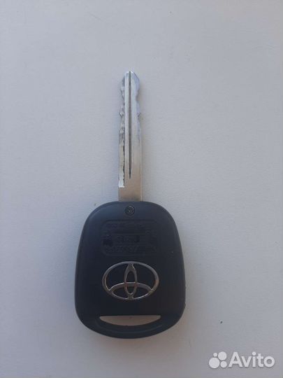Ключ на Авенсис 2003-2008