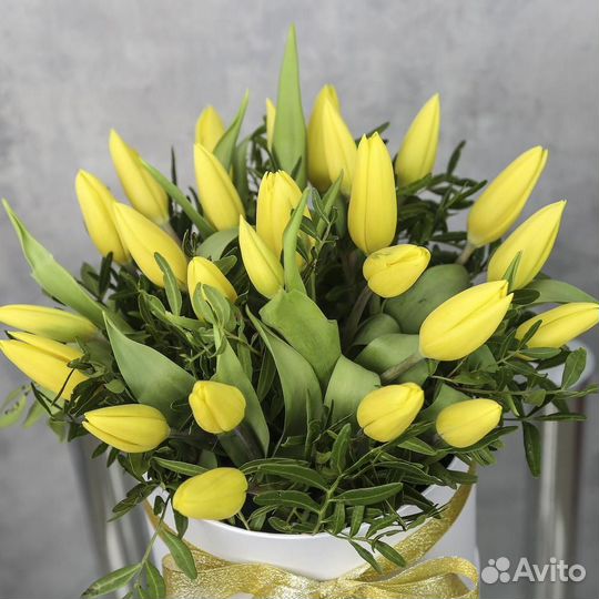 Букет из 25 желтых тюльпанов в шляпной коробке