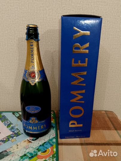 Коробка и бутылка из-под шампанского