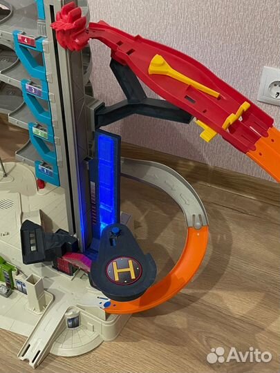 Hot wheels гараж-парковка-трек(хот вилс) с акулой