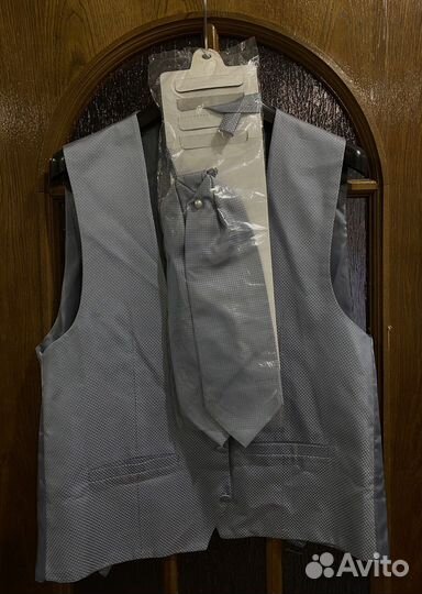 Мужской фраг с голубой желеткой и галстуком