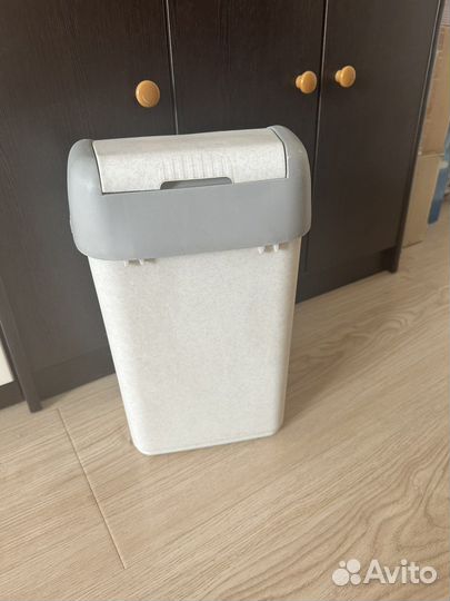 Мусорное ведро - пластиковый контейнер