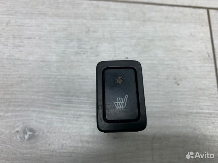 Кнопка обогрева сидений Suzuki Sx4 хэтчбек D19AA