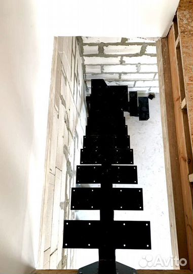 Лестница с забежными ступенями в коттедж