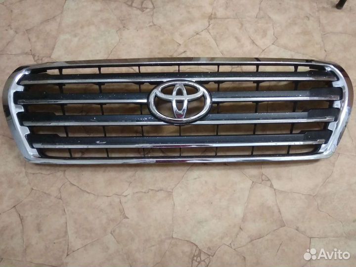 Решетка радиатора Toyota Land Cruiser 200