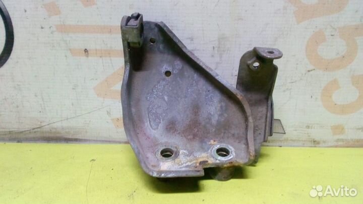 Крепление генератора б.у Nissan Primera Bluebird L