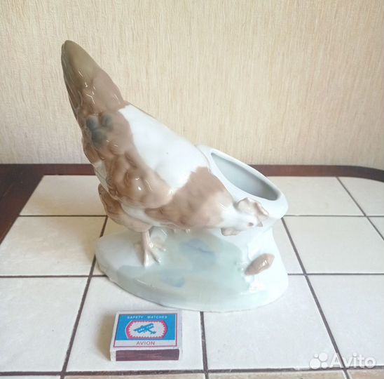 Курица с жуком фарфор статуэтка