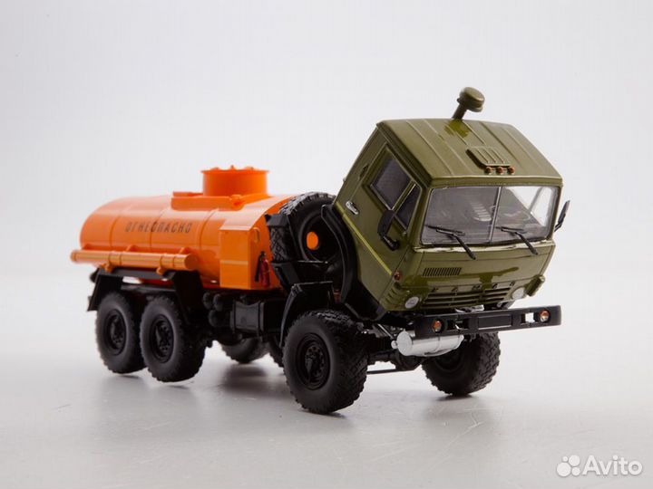 Коллекционные модели автомобилей в масштабе 1:43