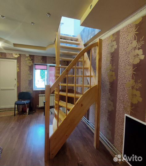 Деревянная лестница в дом