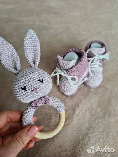 Набор пинетки+погремушка вязаные