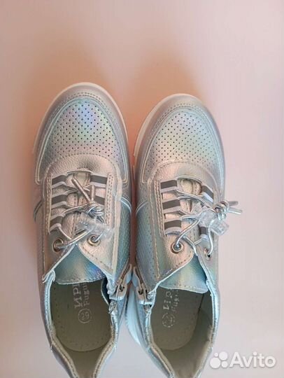 Кроссовкидля девочки 28 размер. новые