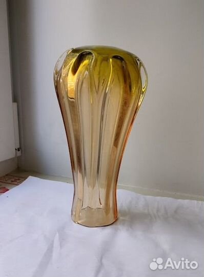 Ваза для цветов винтаж желтое стекло