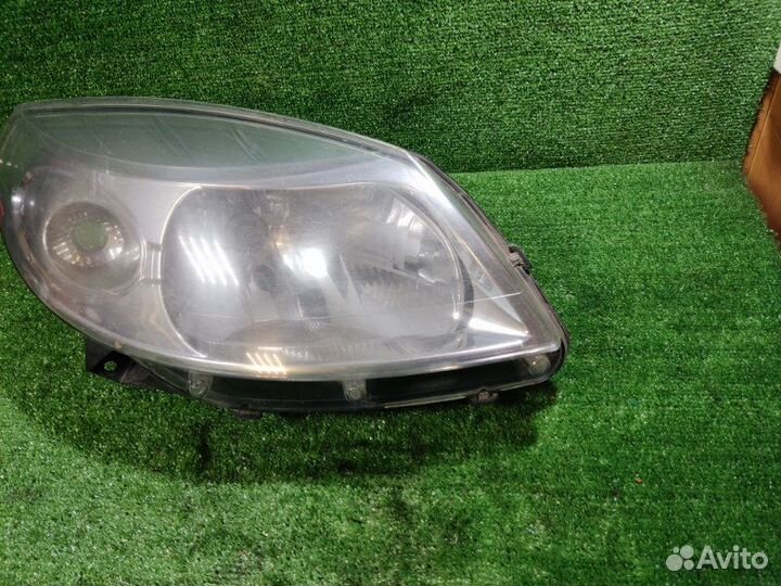 Фара правая Renault Sandero