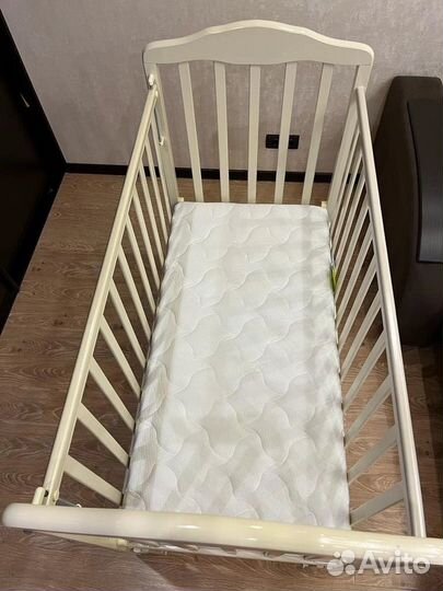 Детская кроватка с маятником и матрасом