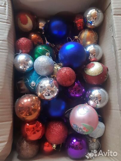 Елка искусственная и новогодние украшения