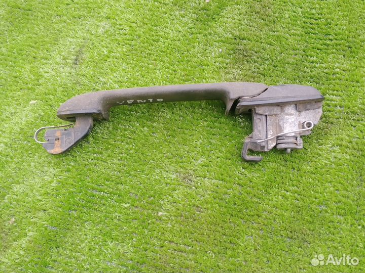 Ручка открывания двери передняя Volkswagen Vento