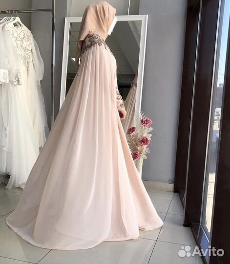 Длинное нежное нарядное платье с кейпом и диадемой