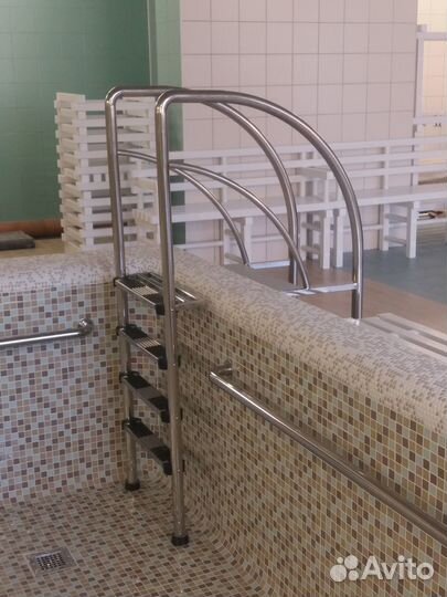 Лестница в бассейн