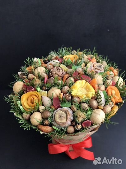 Съедобный букет из орехов сухофруктов