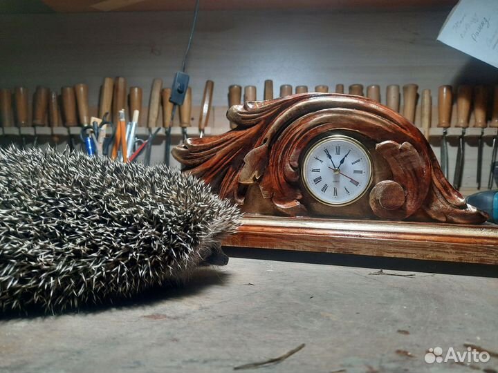 Часы настольные резные