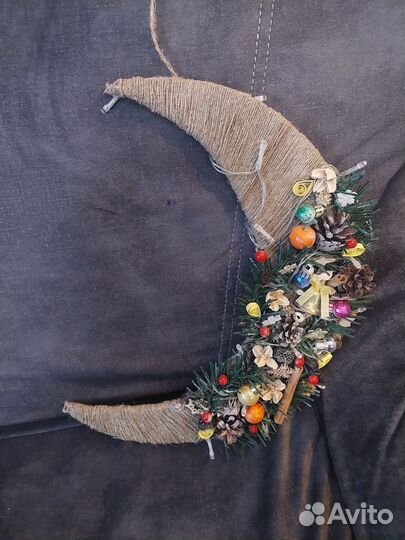 Новогодний венок в виде полумесяца