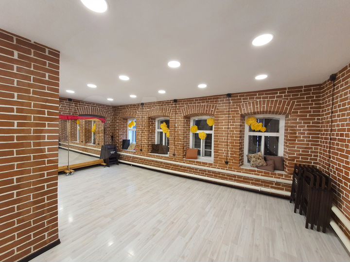 Здание в центре с землей и парковкой