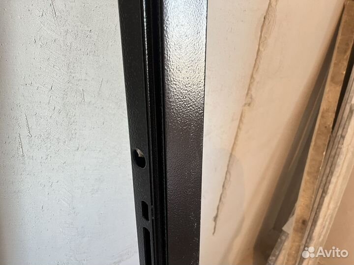 Дверь входная новая металлическая