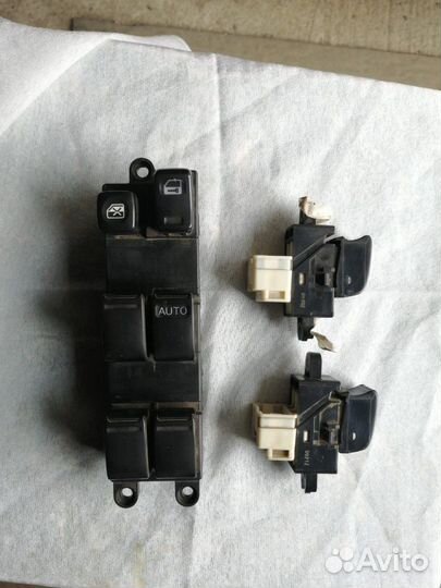 Кнопки стеклопадъёмников. Nissan Bluebird Sylphy