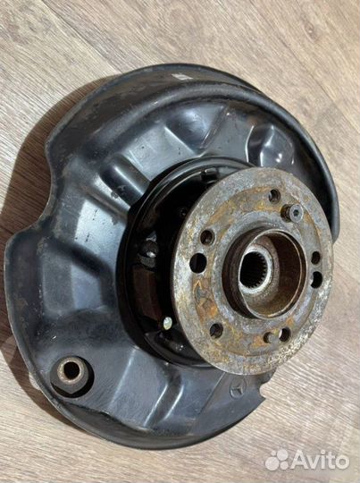 Кулак левый Mercedes-Benz E W124