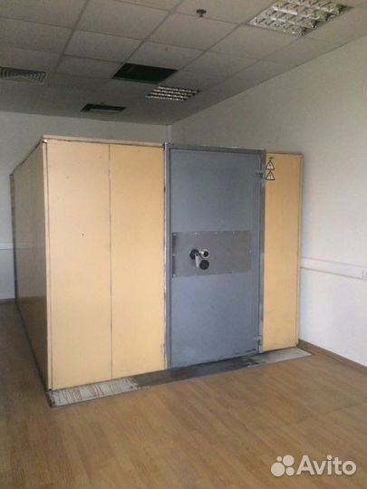 Сейфовая комната. Сейф