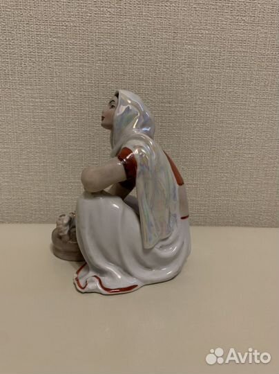 Фарфоровая статуэтка 
