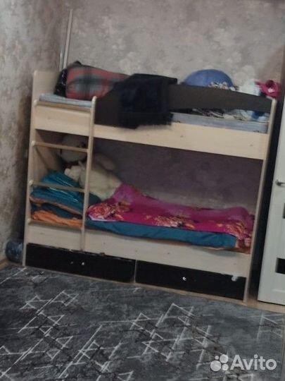 Двухъярусная кровать с матрасами