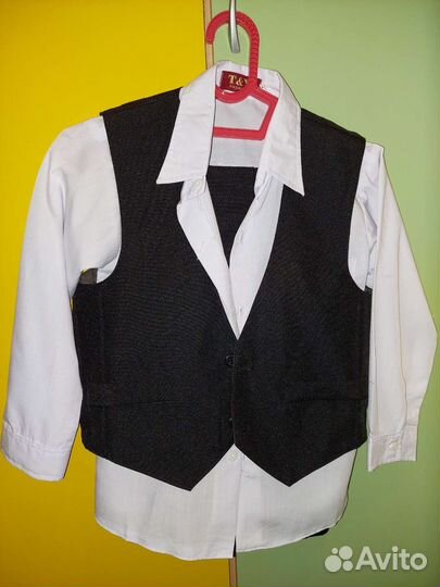 Костюм(брюки и жилет) +2 рубашки на мальчика 5-6 л