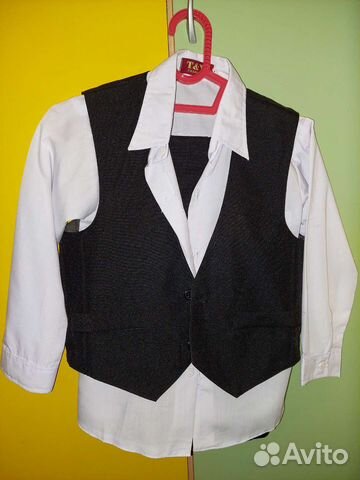 Костюм(брюки и жилет) +2 рубашки на мальчика 5-6 л