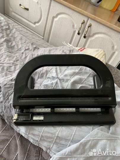 Дырокол KW-trio на 4 отверстия