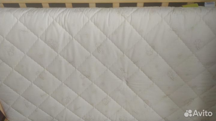 Детская кроватка с маятником