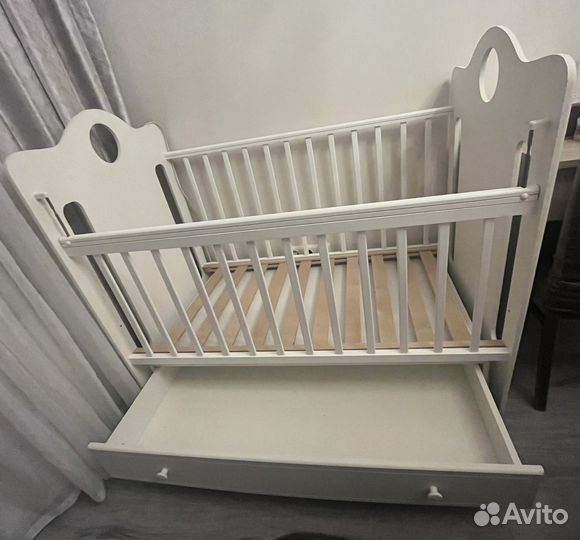 Детская кроватка с маятником и ящиком