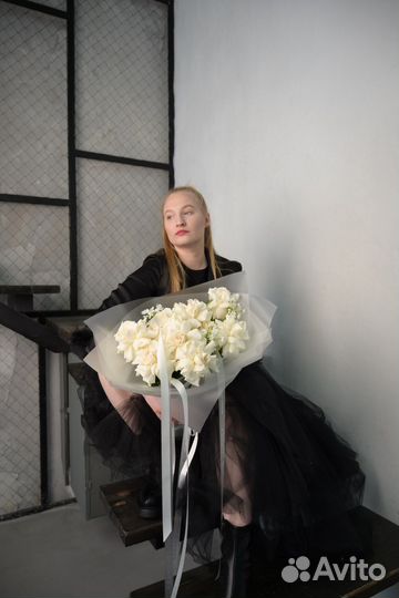 Белые ажурные розы