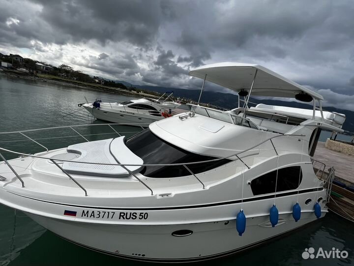 Моторная яхта с Флайбриджем