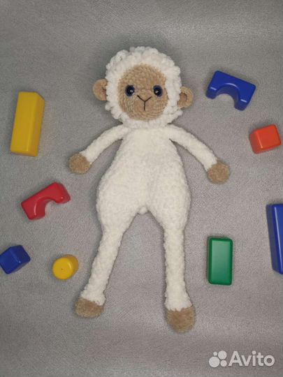 Вязанная игрушка плюшевая овечка