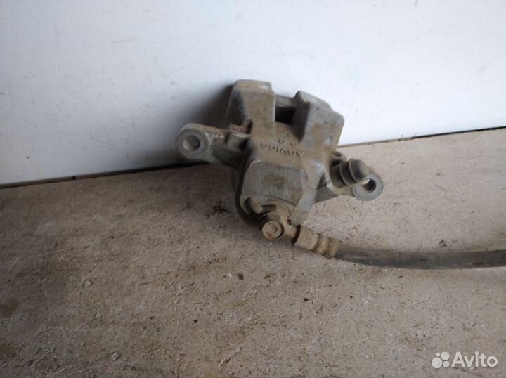 Суппорт задний левый Toyota Rav4 2008