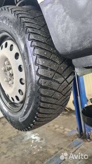 Goodyear Ultragrip Ice Arctic 215/65 R16