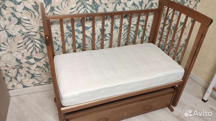 Детская кроватка с маятником